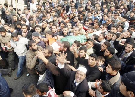 اثناء تشييع القيادي في حماس سعيد صيام أمس في غزة